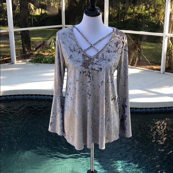 🆕 Chic Silver Velvet Top w/bell sleeves. S-M-L - Picture 3 of 6